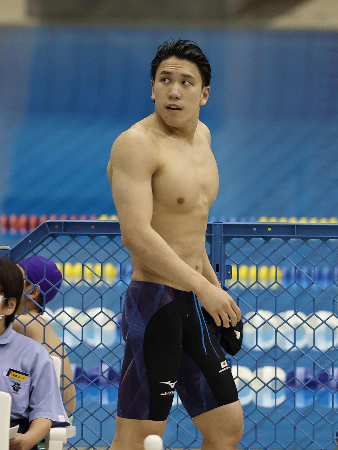 男子200メートル自由形予選を終え、タイムを見つめながら引き揚げる松元（撮影・河野匠）