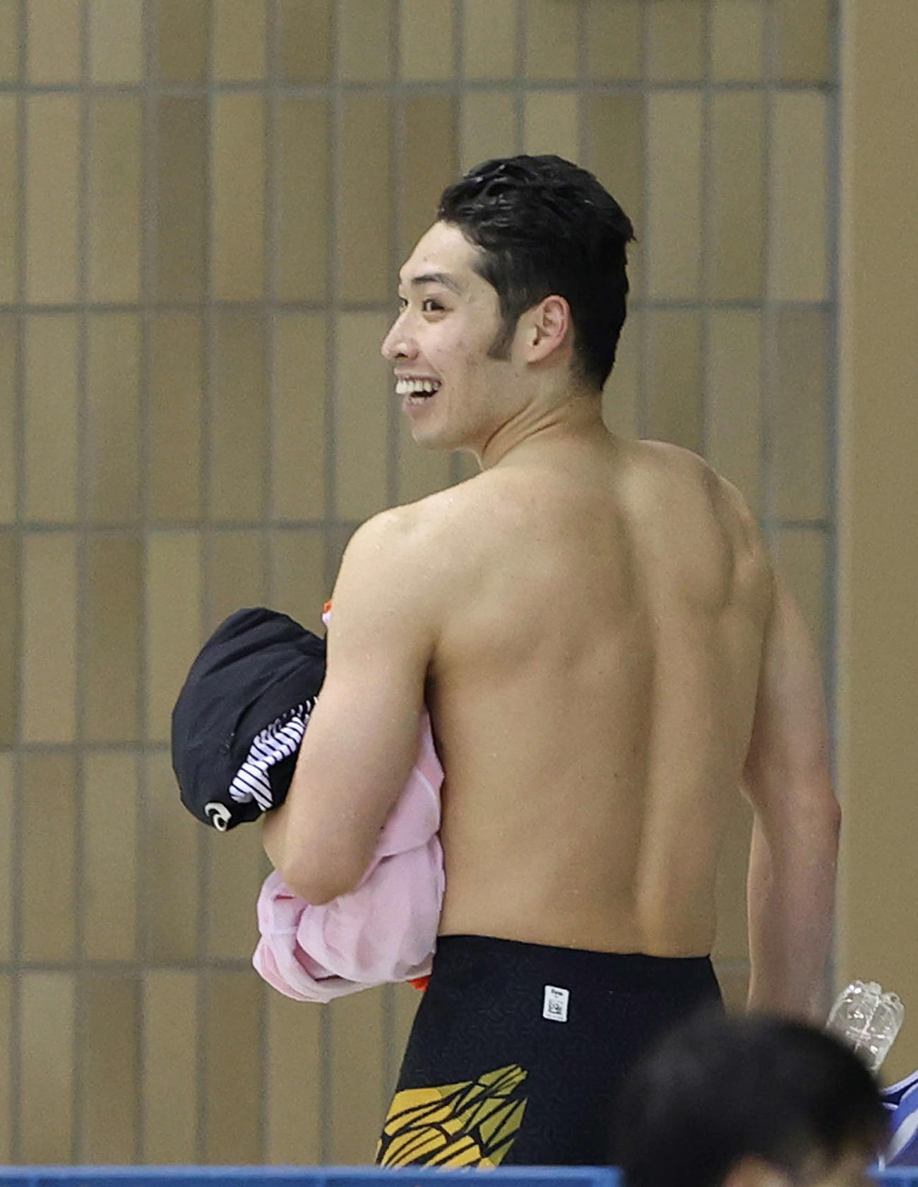 男子200メートル平泳ぎ決勝を終え笑顔で引き揚げる萩野（撮影・河野匠）