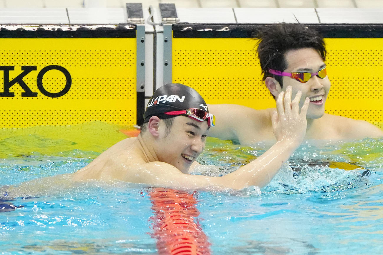 男子100メートル平泳ぎ決勝、レースを終え笑顔で手を振る佐藤（左）（代表撮影）