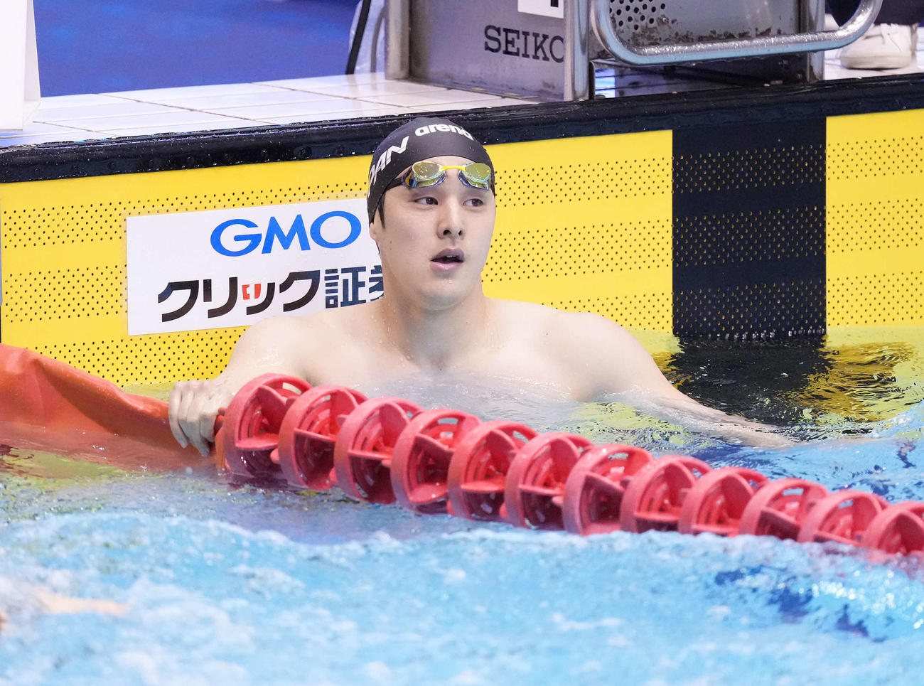 男子400メートル個人メドレー予選でタイムを確認する瀬戸（撮影・鈴木みどり）