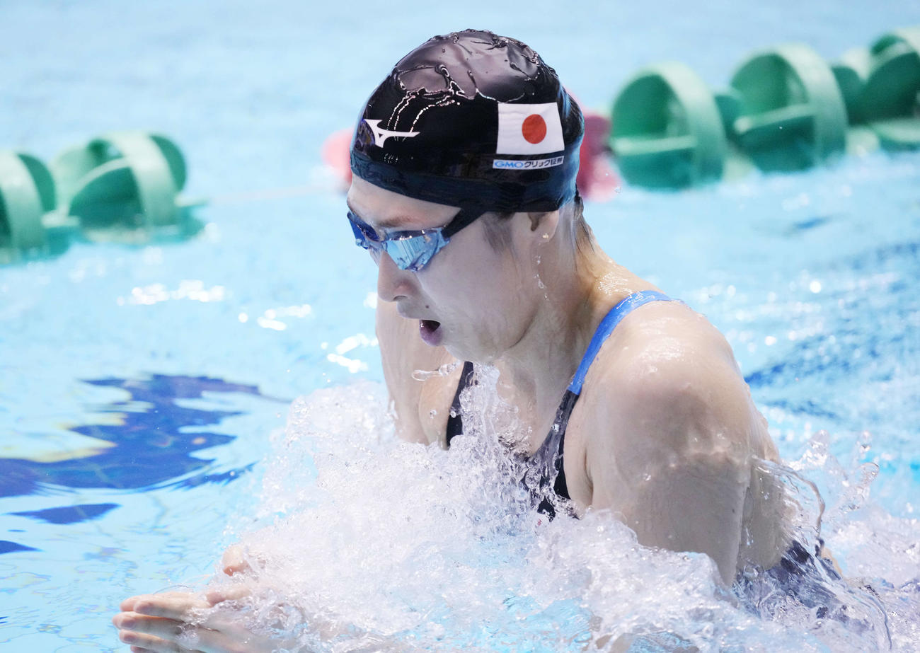 女子100メートル平泳ぎ予選で力泳する池江（撮影・鈴木みどり）