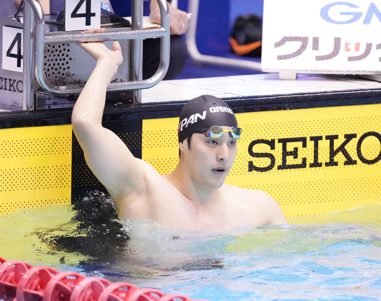 男子400メートル個人メドレーでタイムを確認する瀬戸（撮影・鈴木みどり）