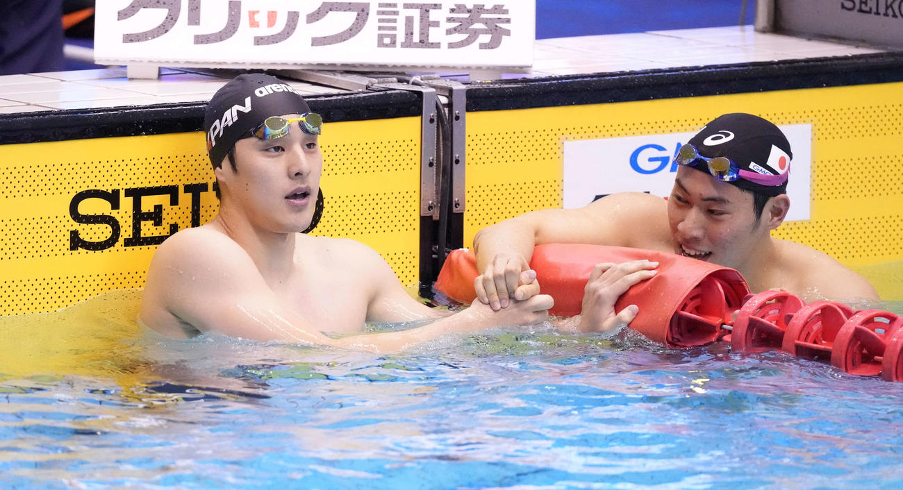 男子400メートル個人メドレーで優勝した瀬戸（左）は2位の本多と握手（撮影・鈴木みどり）