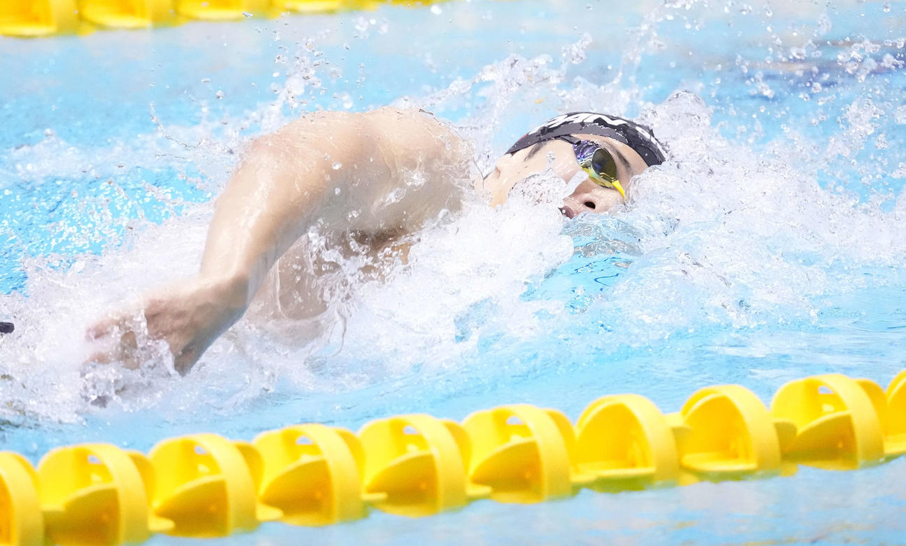 男子400メートル個人メドレー決勝で力泳する瀬戸（撮影・鈴木みどり）