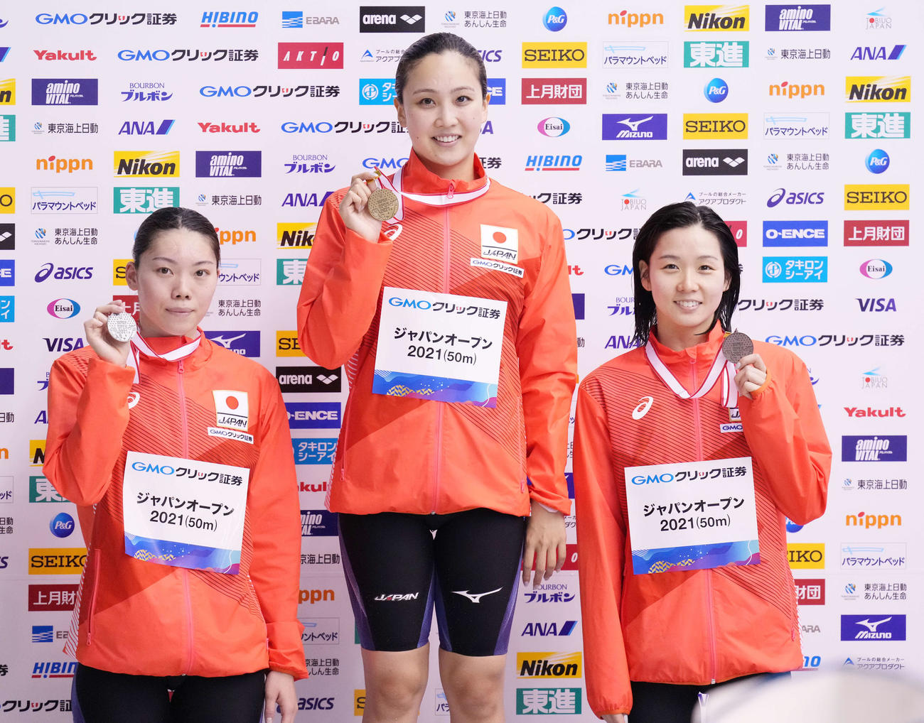 女子100メートル平泳ぎで優勝した渡部（中央）は表彰台で笑顔。左は2位の青木、右は3位の寺村（撮影・鈴木みどり）