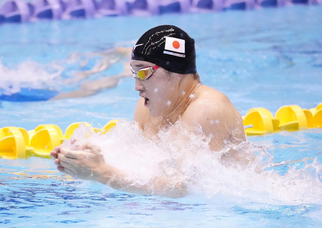 男子100メートル平泳ぎで力泳する佐藤（撮影・鈴木みどり）