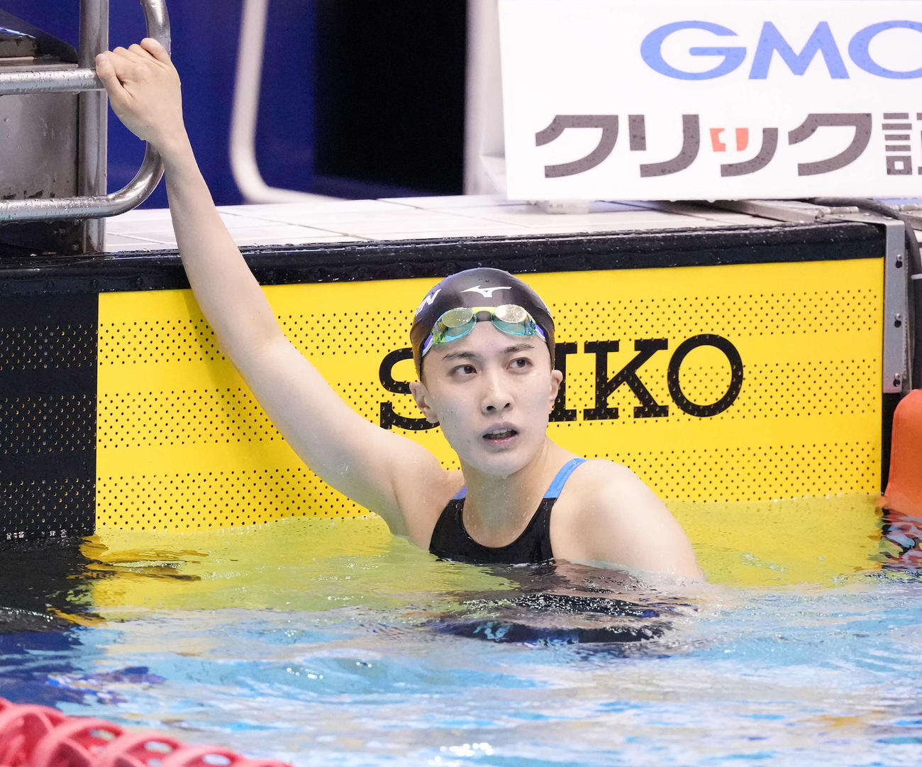 女子400メートル個人メドレー予選でタイムを確認する大橋（撮影・鈴木みどり）