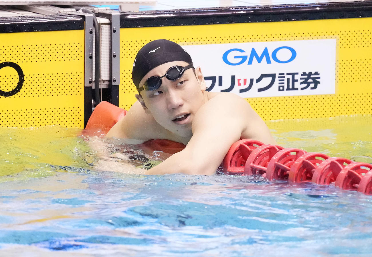 男子200メートル自由形予選でタイムを確認する松元（撮影・鈴木みどり）