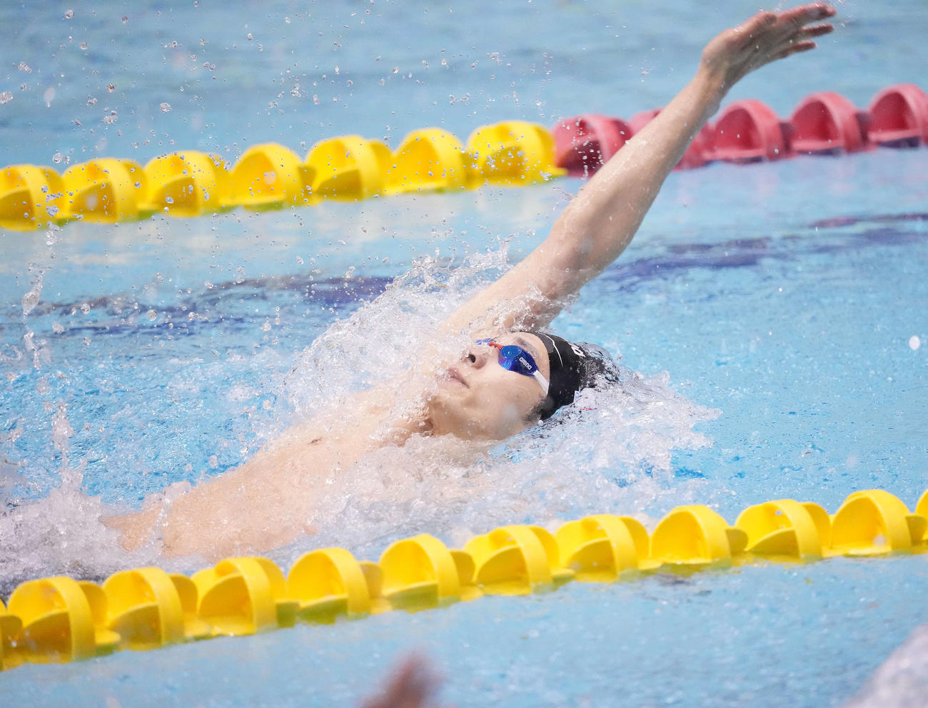 男子100メートル背泳ぎ予選で力泳する入江（撮影・鈴木みどり）