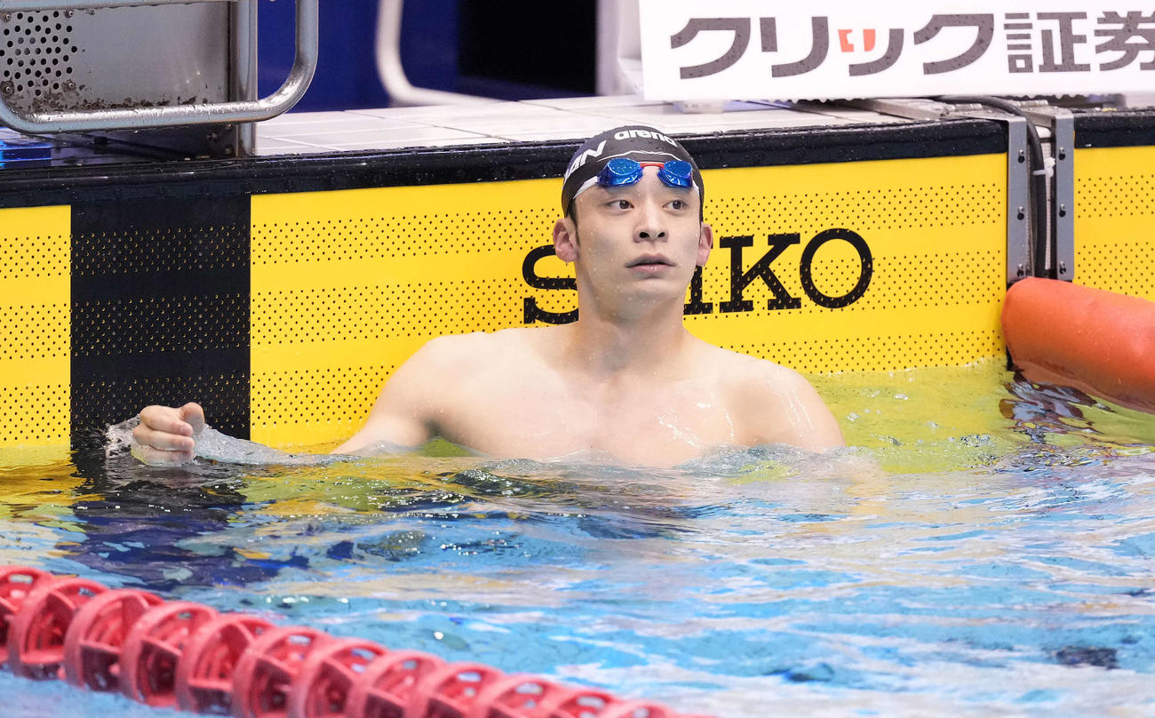 男子100メートル背泳ぎ予選でタイムを確認する入江（撮影・鈴木みどり）