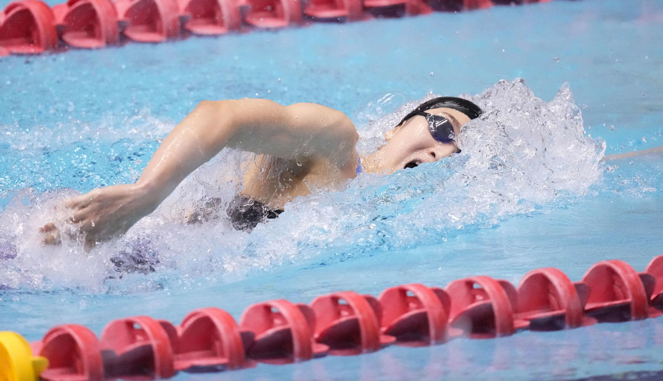 女子100メートル自由形予選で力泳する池江（撮影・鈴木みどり）