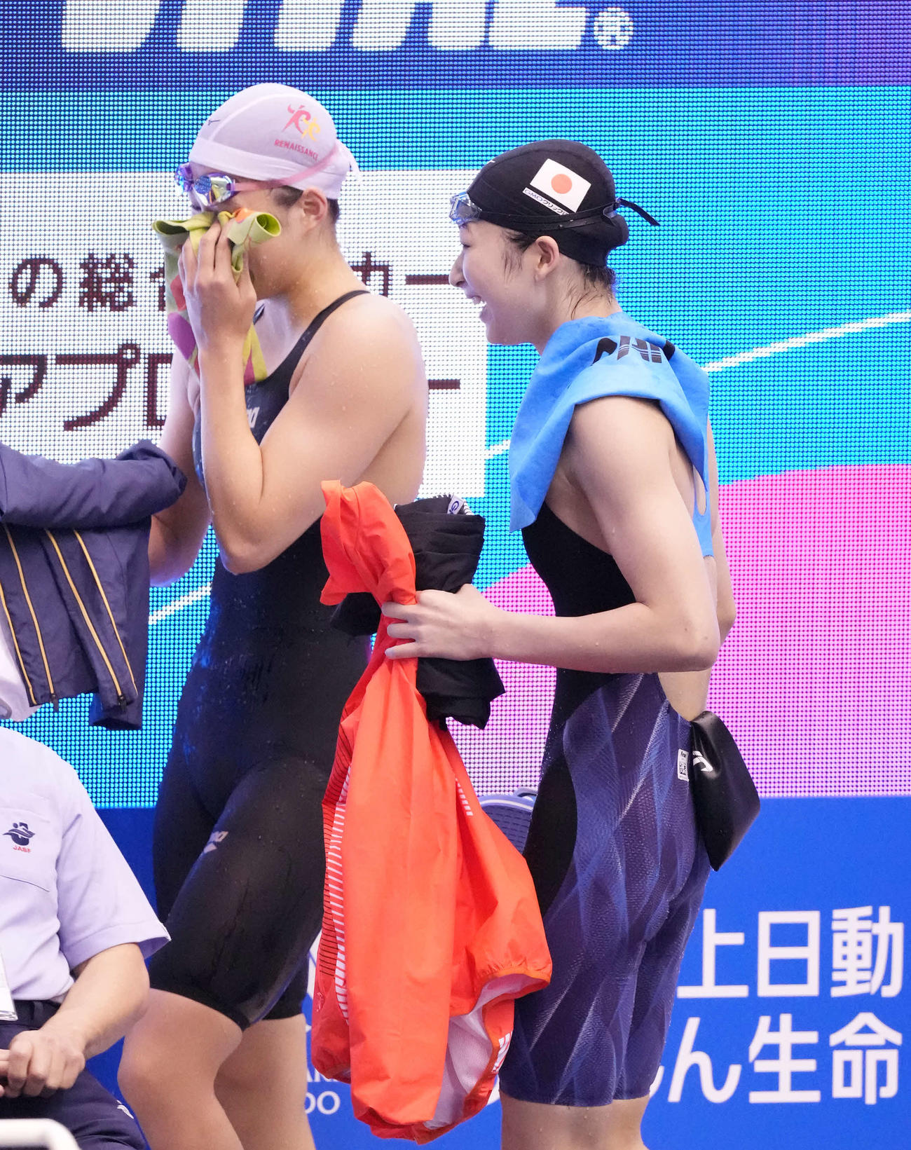 女子100メートル自由形予選を終え笑顔で引き揚げる池江（右）（撮影・鈴木みどり）