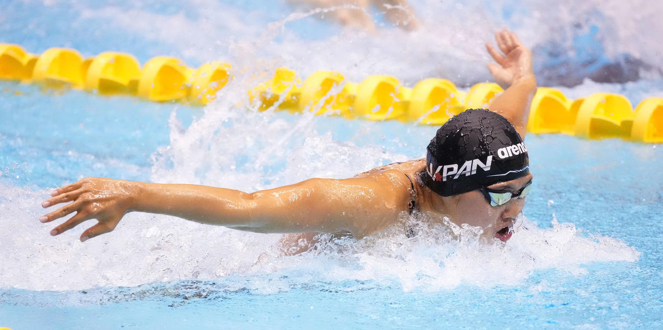 女子200メートルバタフライ予選で力泳する長谷川（撮影・鈴木みどり）