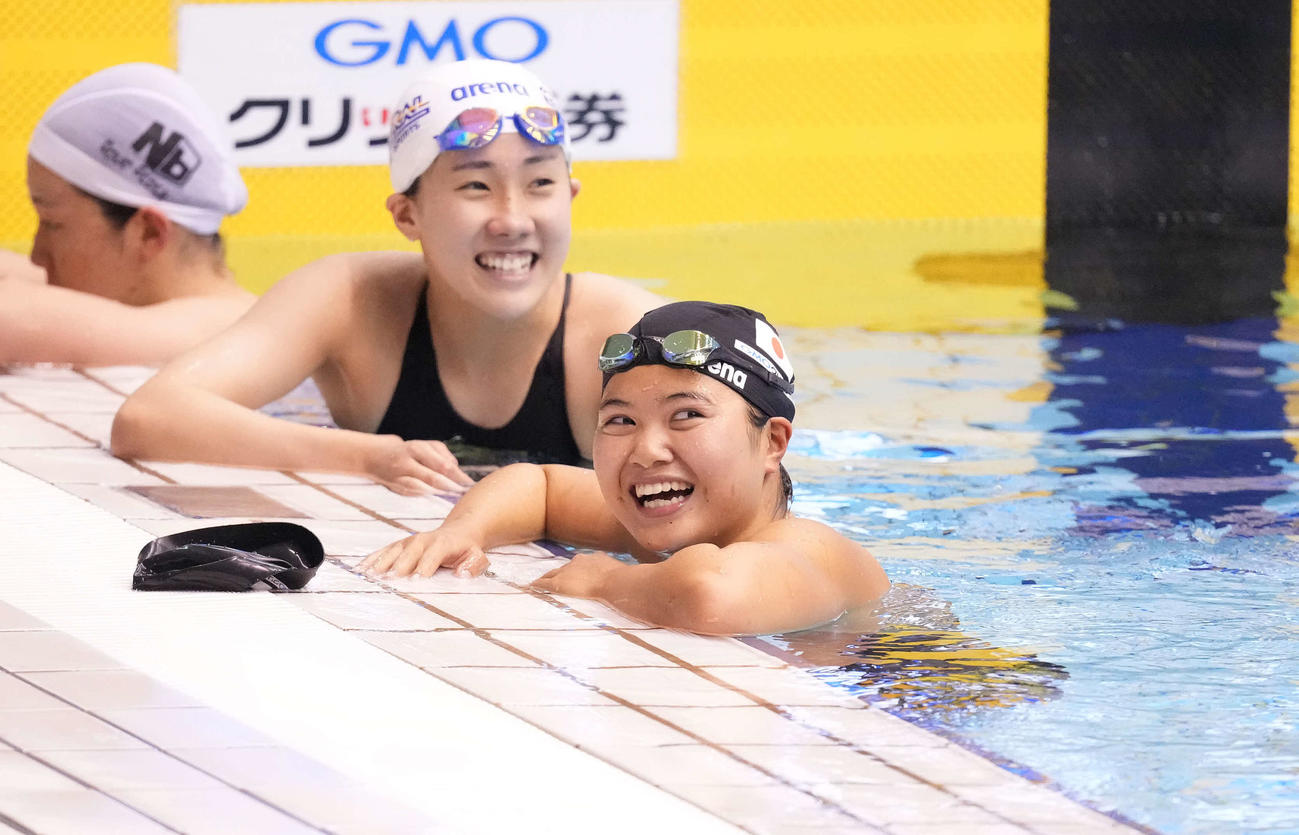 女子200メートルバタフライ予選を終え笑顔を見せる長谷川（手前）（撮影・鈴木みどり）