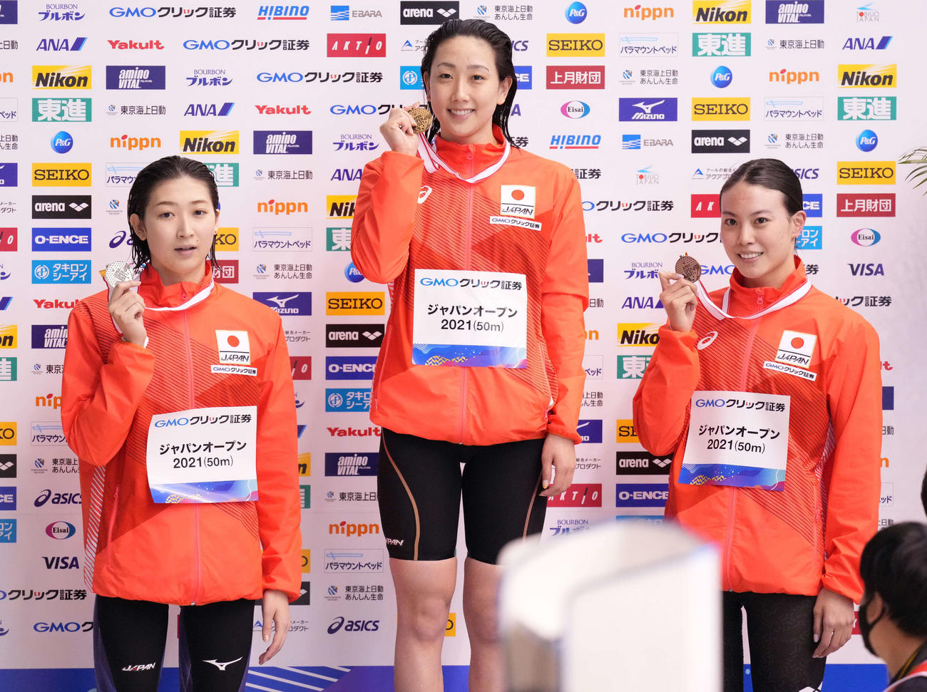 女子100メートル自由形でメダルを手にする、左から2位の池江、優勝の五十嵐、3位の大本（撮影・鈴木みどり）