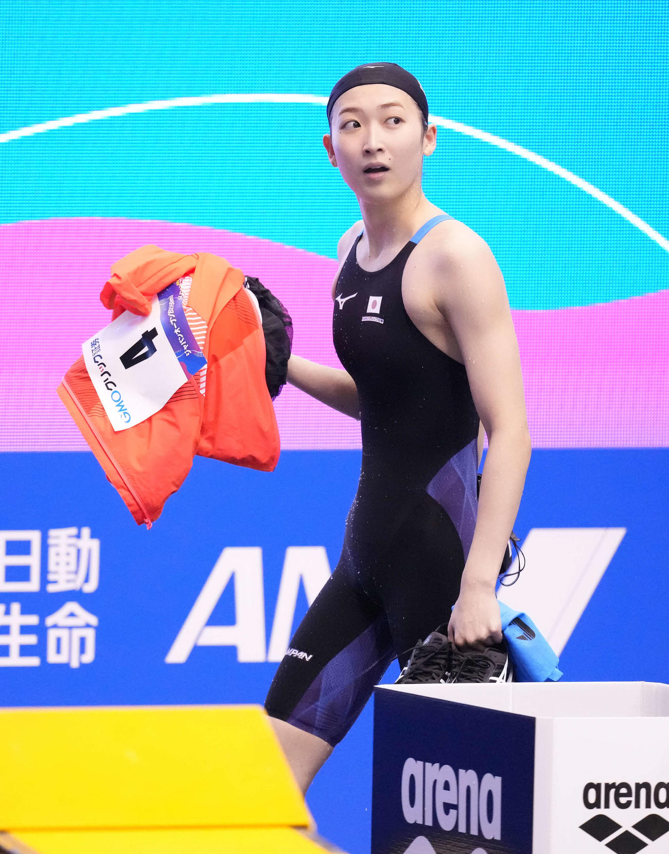 女子100メートル自由形で2位の池江はタイムを確認する（撮影・鈴木みどり）
