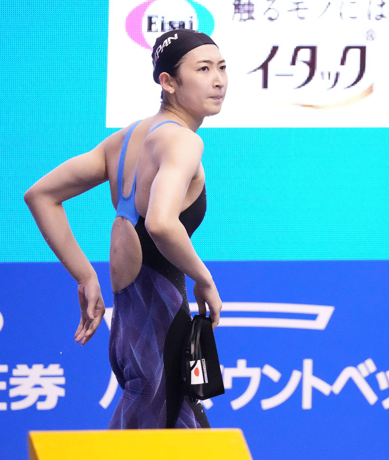 女子100メートル自由形で2位の池江はタイムを確認する（撮影・鈴木みどり）