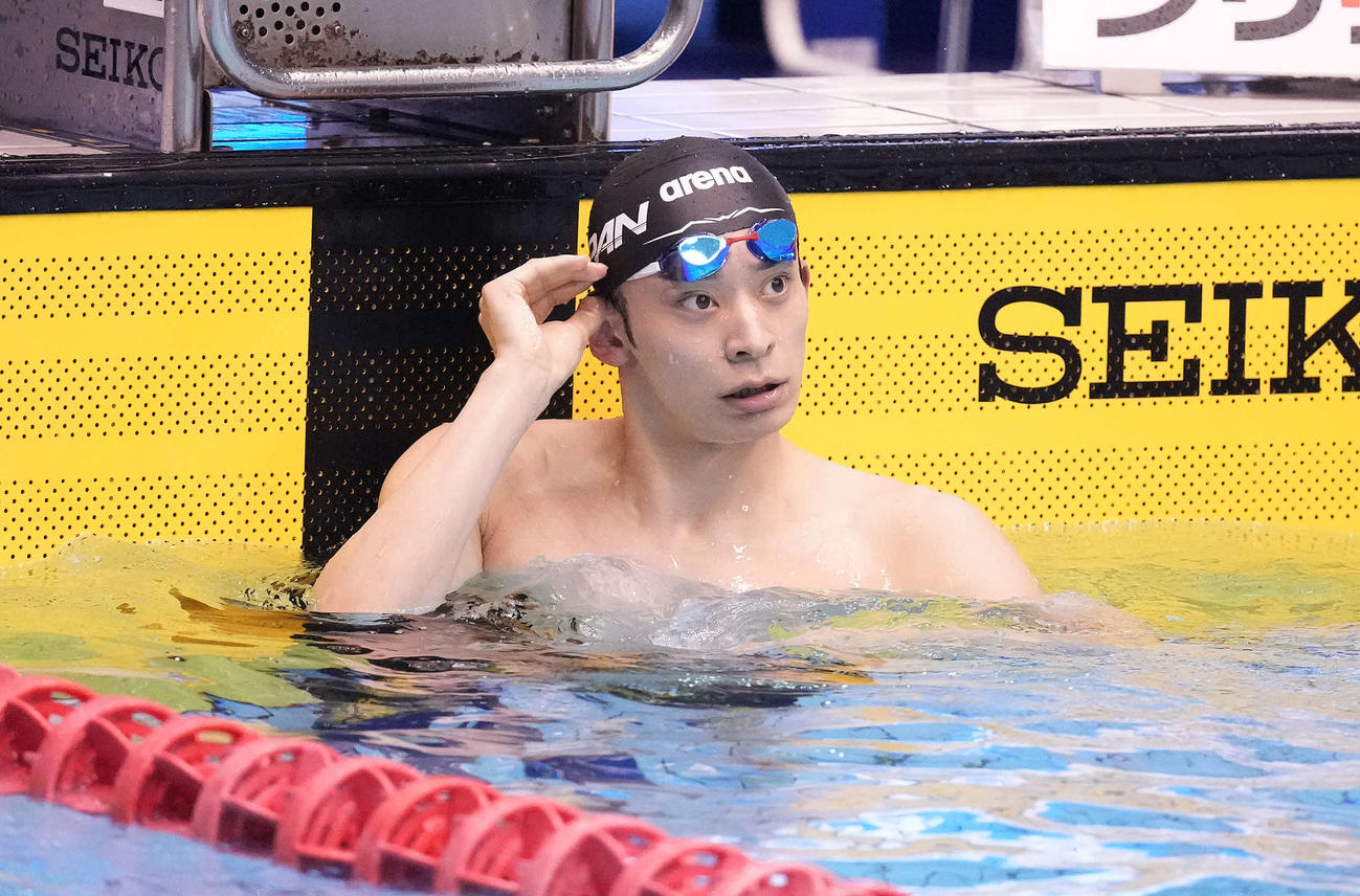 男子200メートル背泳ぎ予選でタイムを確認する入江（撮影・鈴木みどり）