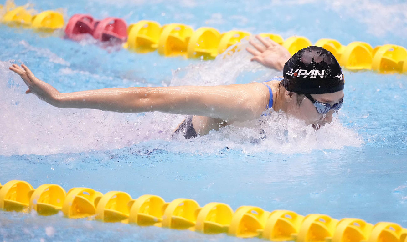 女子100メートルバタフライ予選で力泳する池江（撮影・鈴木みどり）