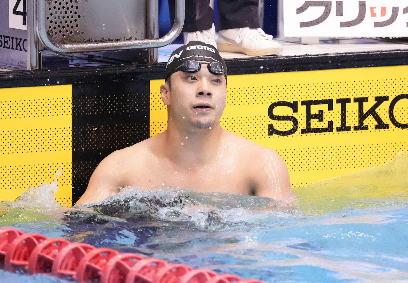 男子100メートルバタフライ予選でタイムを確認する水沼（撮影・鈴木みどり）