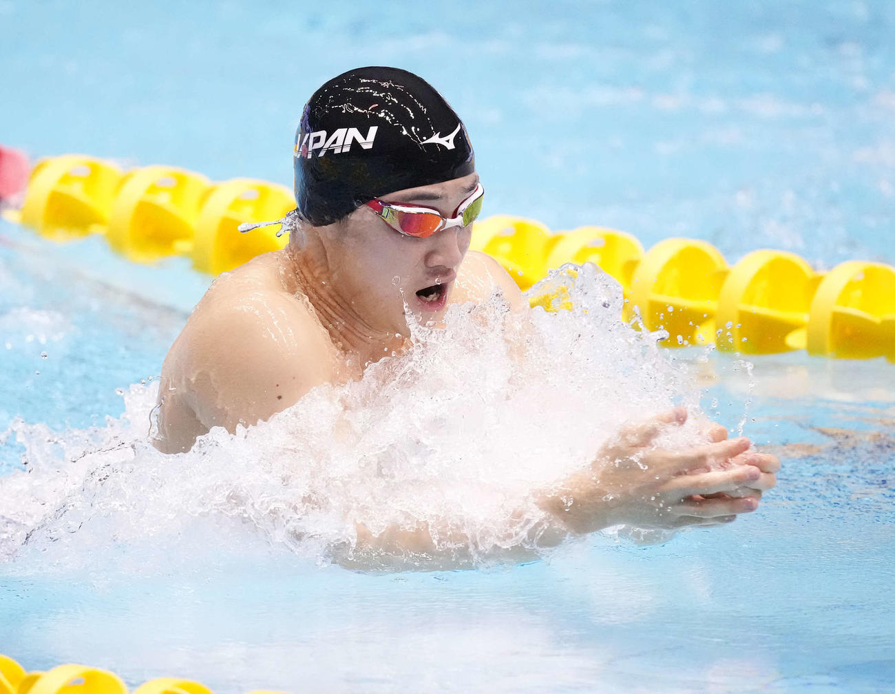 男子200メートル平泳ぎ予選で力泳する佐藤（撮影・鈴木みどり）