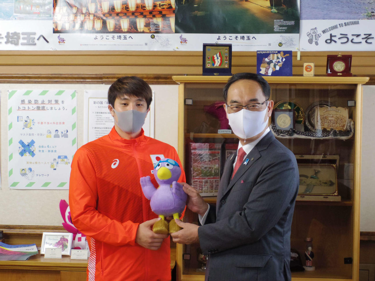 埼玉県の大野知事から、ゴーグルを装着した特製コバトンを手渡される競泳男子の瀬戸（撮影・奥岡幹浩）