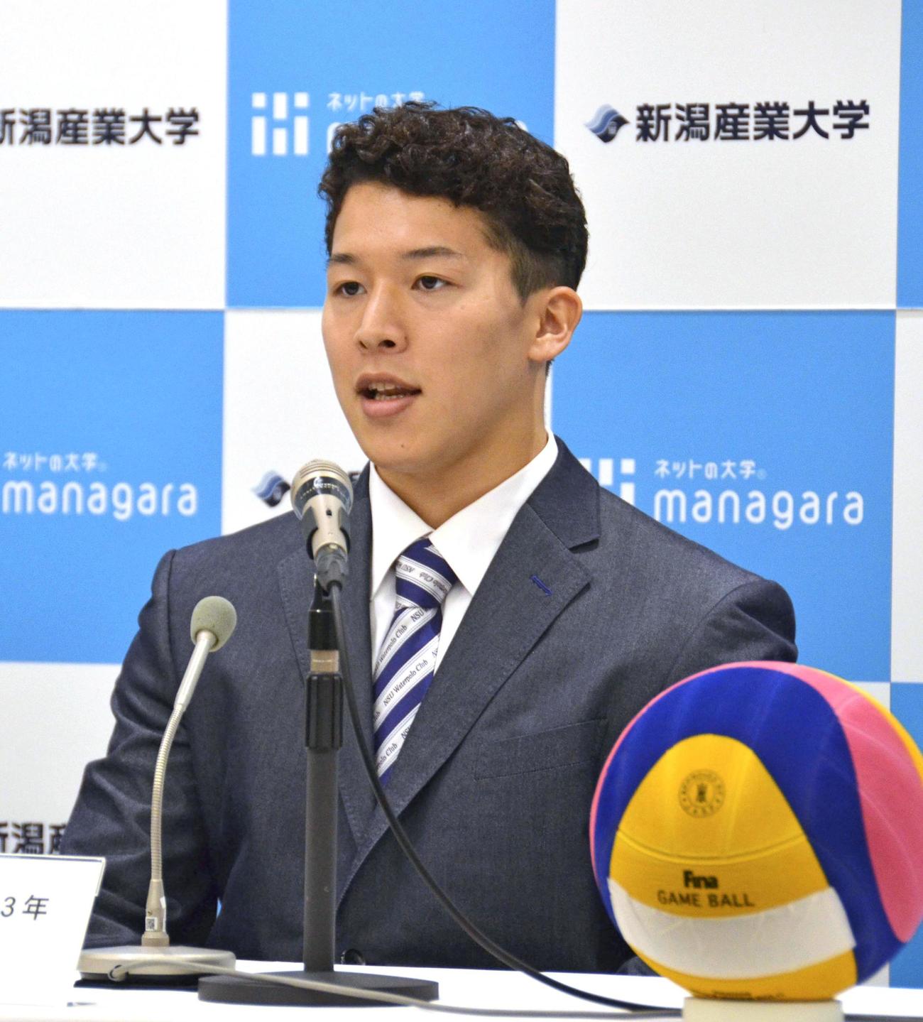 記者会見する水球男子日本代表の稲場悠介（共同）