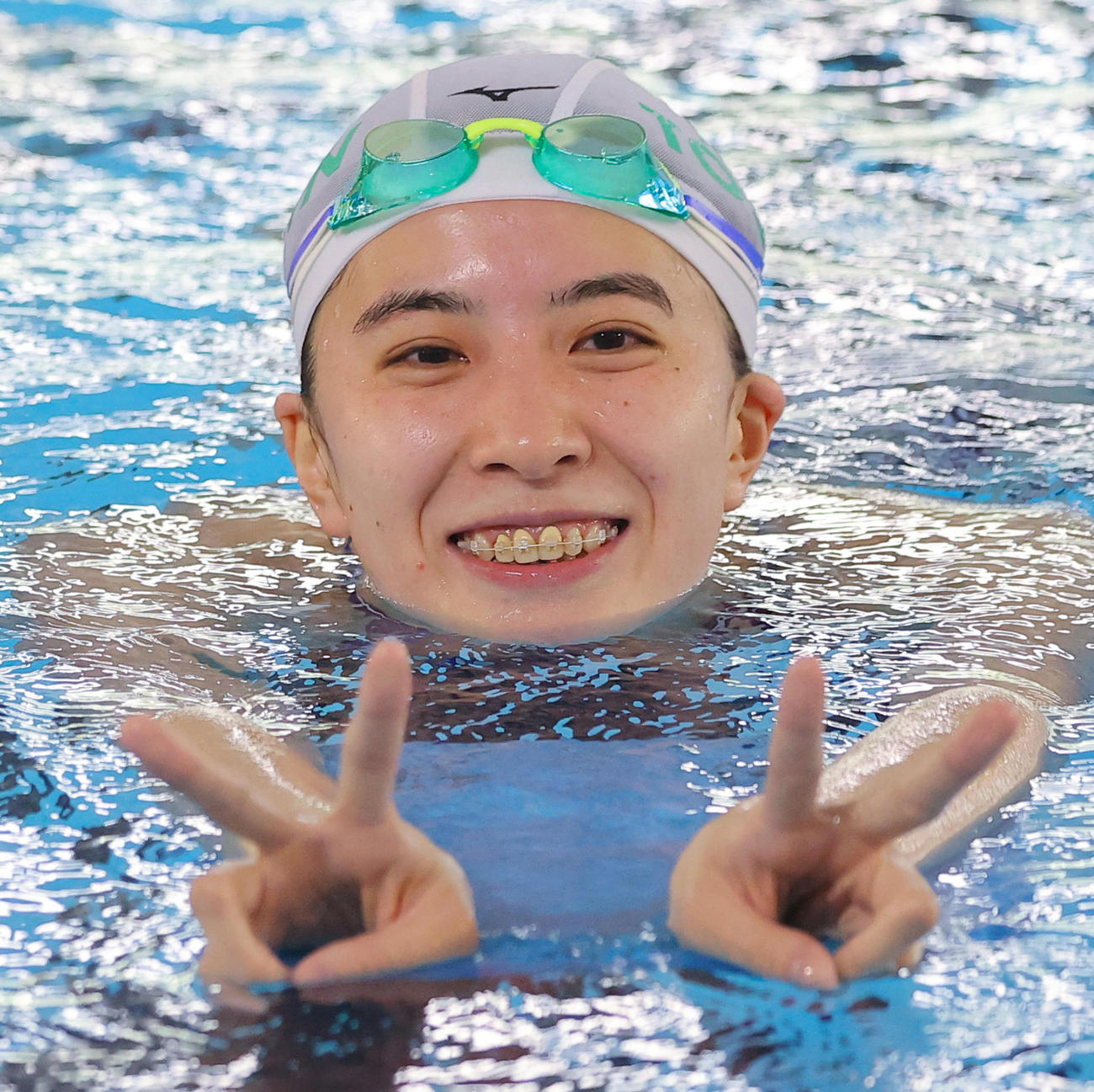 競泳日本代表合宿　練習後、笑顔でポーズを取る大橋悠依（代表撮影）