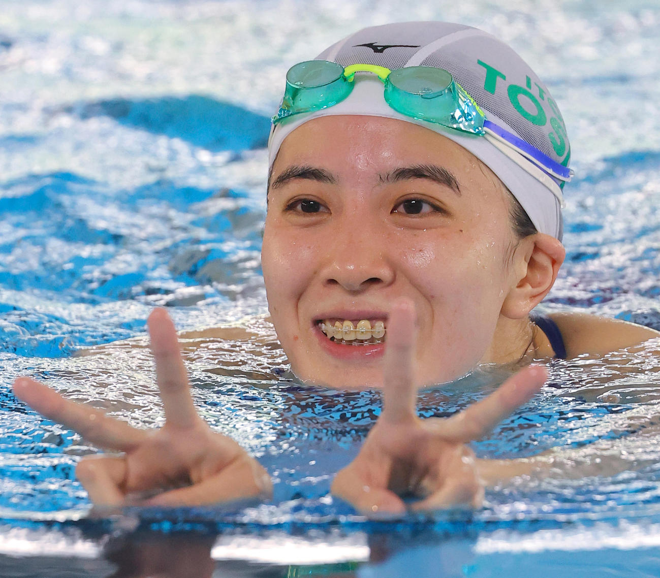 競泳日本代表合宿　練習後、笑顔でポーズを取る大橋悠依（代表撮影）