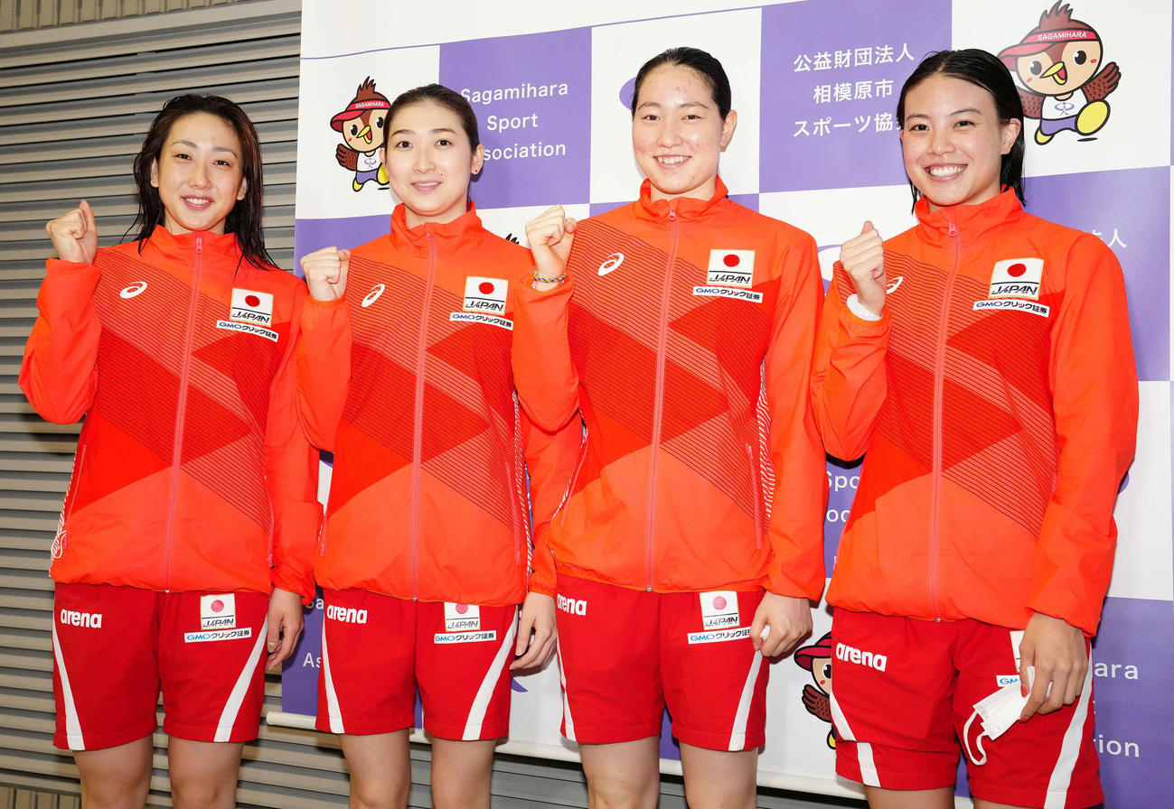 女子200メートルリレーで日本新記録を樹立しガッツポーズを見せる日本代表。左から五十嵐、池江、酒井、大本（撮影・江口和貴）