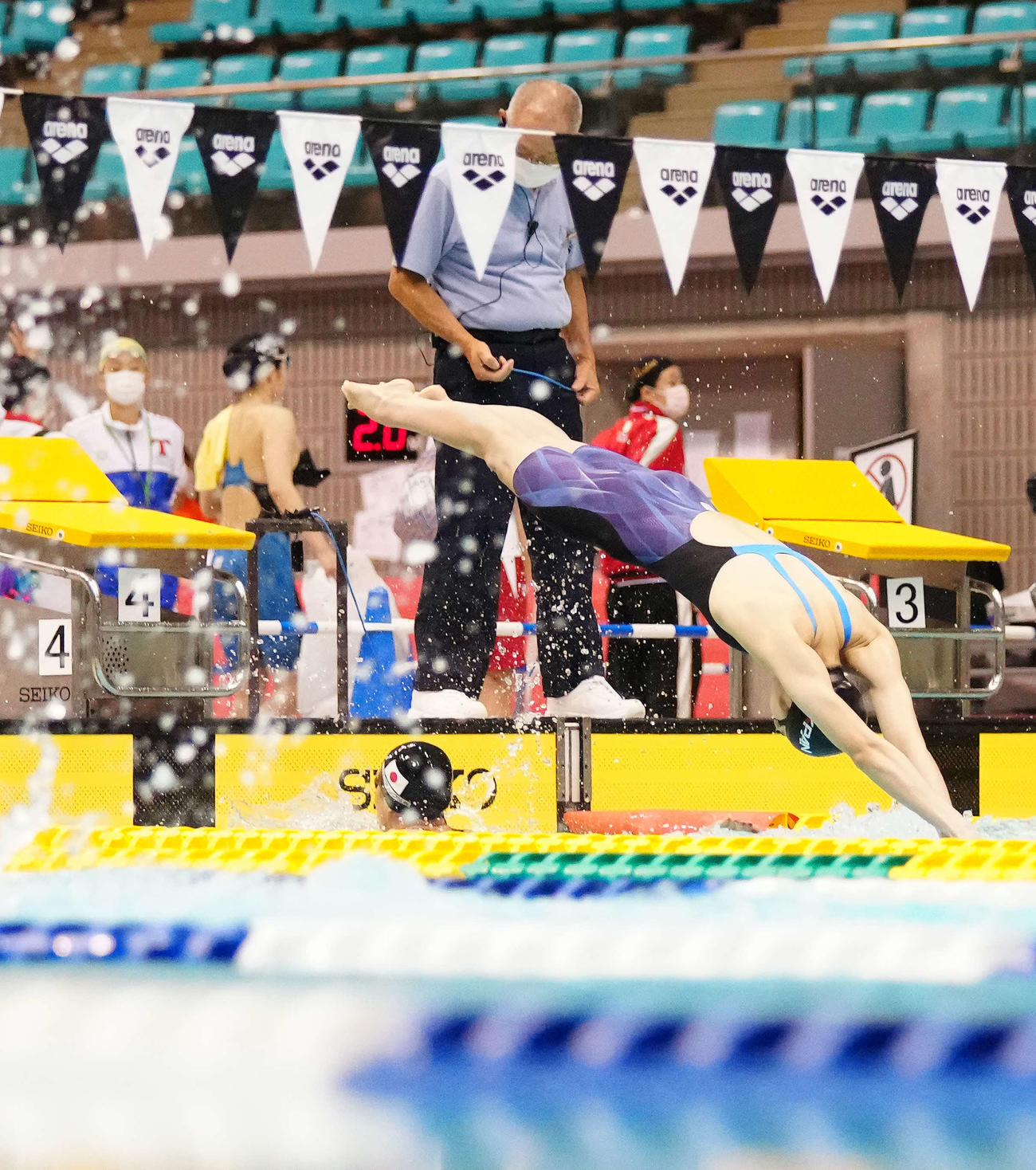 神奈川・相模原市水泳協会の「サマーチャレンジ記録会」で女子200メートルリレーに出場し、入水する日本代表の池江（右）（撮影・江口和貴）