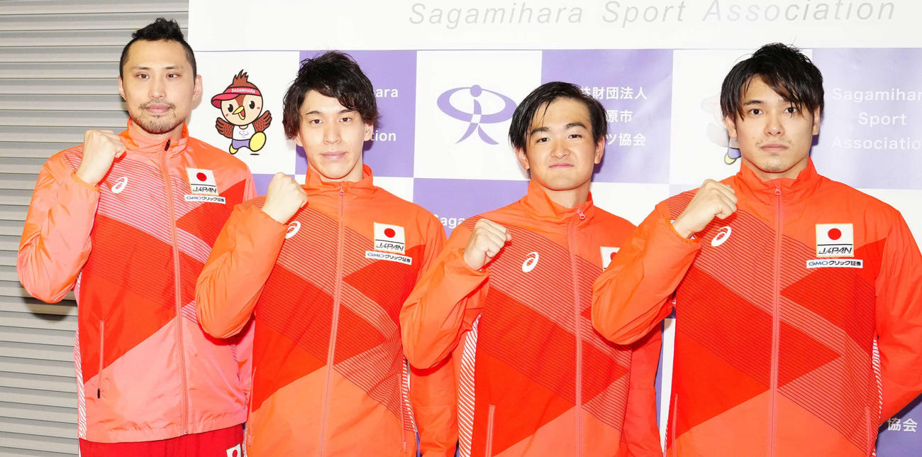 男子200メートルリレーで日本新記録を樹立した日本代表。左から塩浦、難波暉、関、中村（撮影・江口和貴）