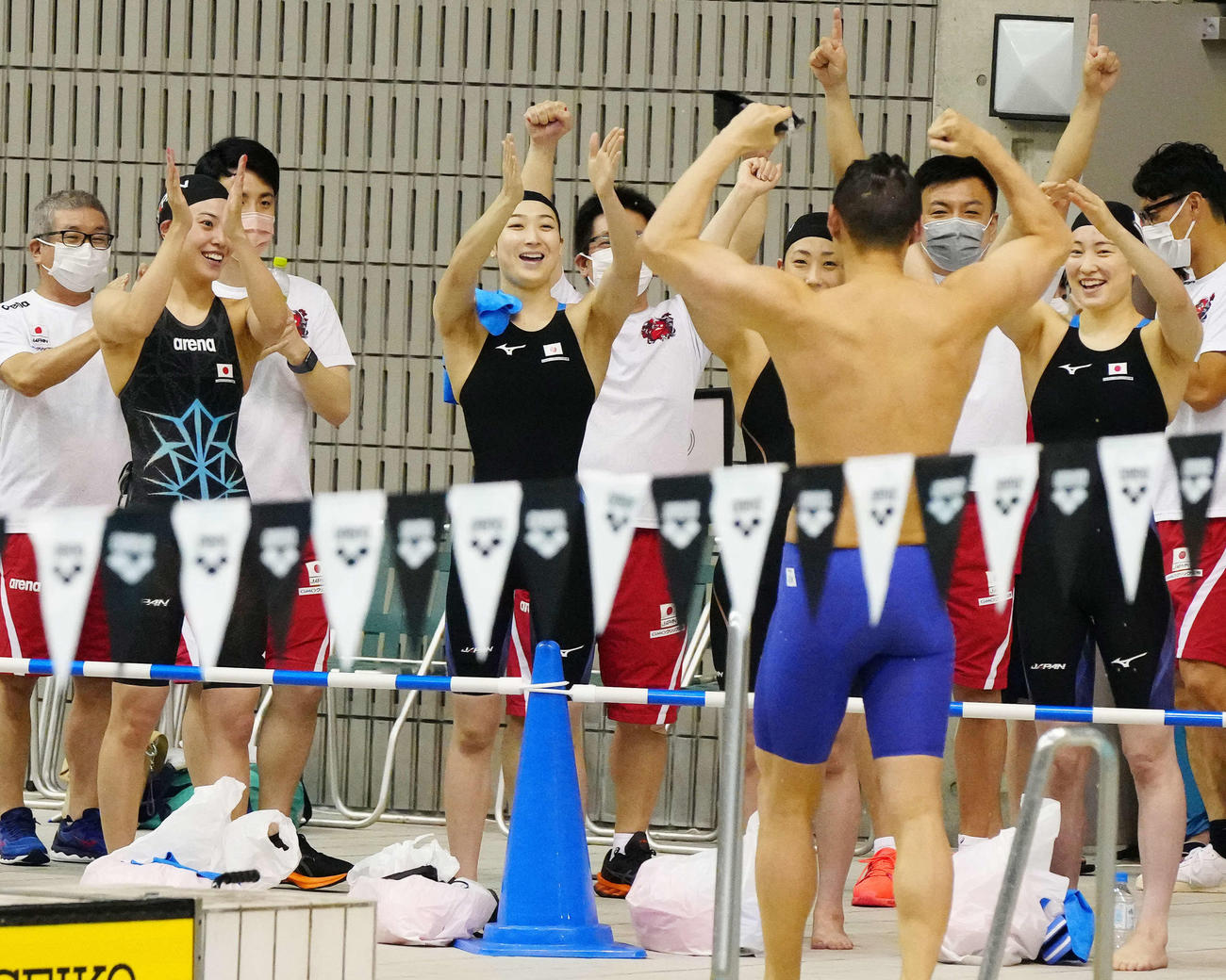 男子200メートルリレーで日本新記録を樹立した日本代表を祝福する池江（左から4人目）ら（撮影・江口和貴）