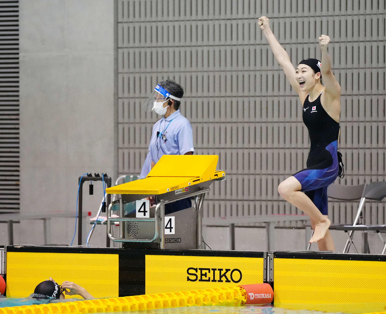 女子200メートルリレーで日本新記録を樹立しガッツポーズする池江（撮影・江口和貴）