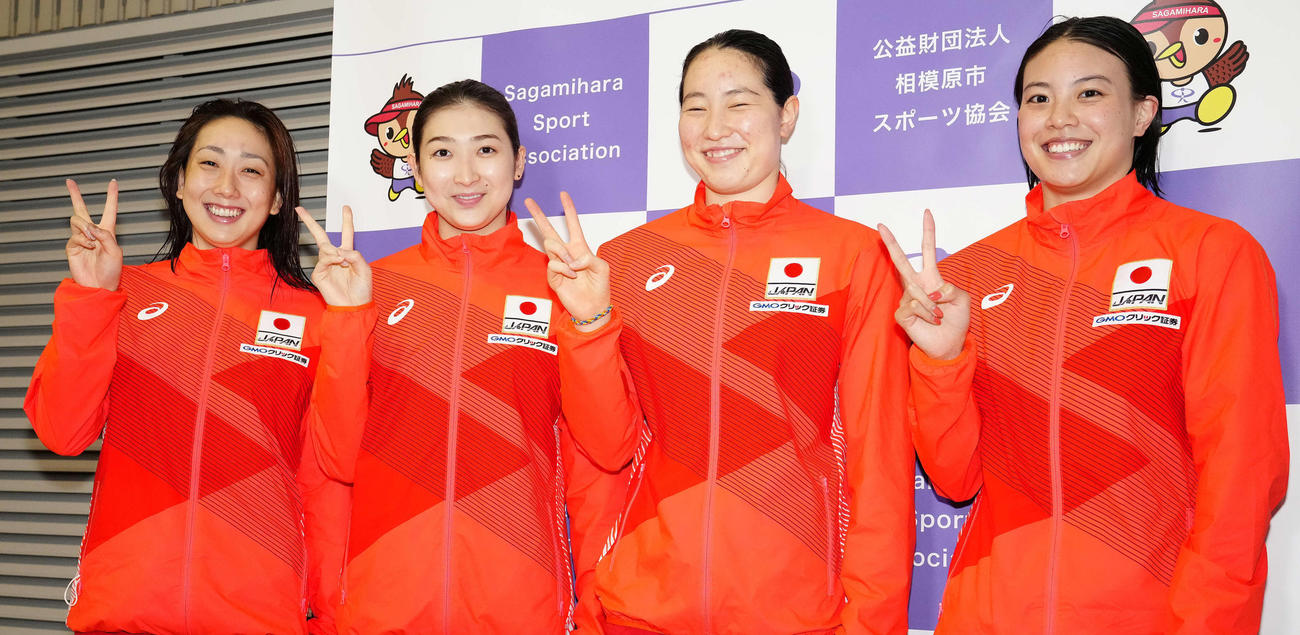 女子200メートルリレーで日本新記録を樹立しピースサインを見せる日本代表。左から五十嵐、池江、酒井、大本（2021年7月3日撮影）