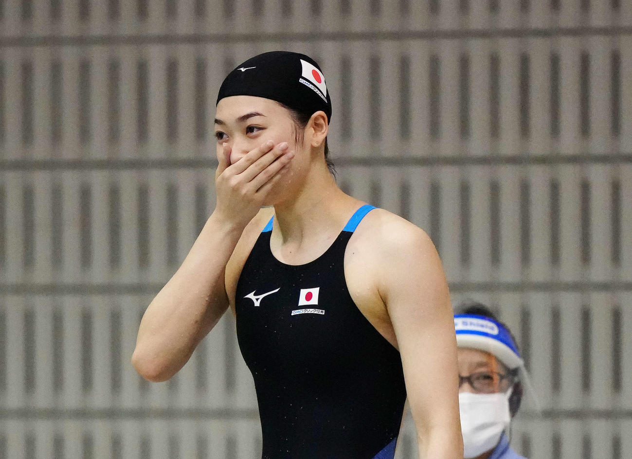 女子200メートルリレーのレース後、会場で自身の誕生日を祝ってもらい、感極まる池江（撮影・江口和貴）