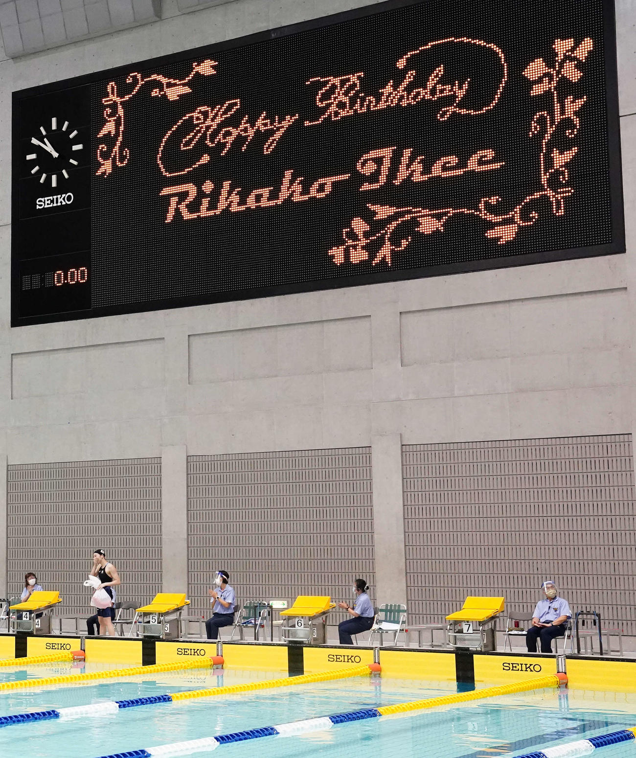 女子200メートルリレーのレース後、会場で自身の誕生日を祝ってもらい、感極まる池江（左から2人目）（撮影・江口和貴）