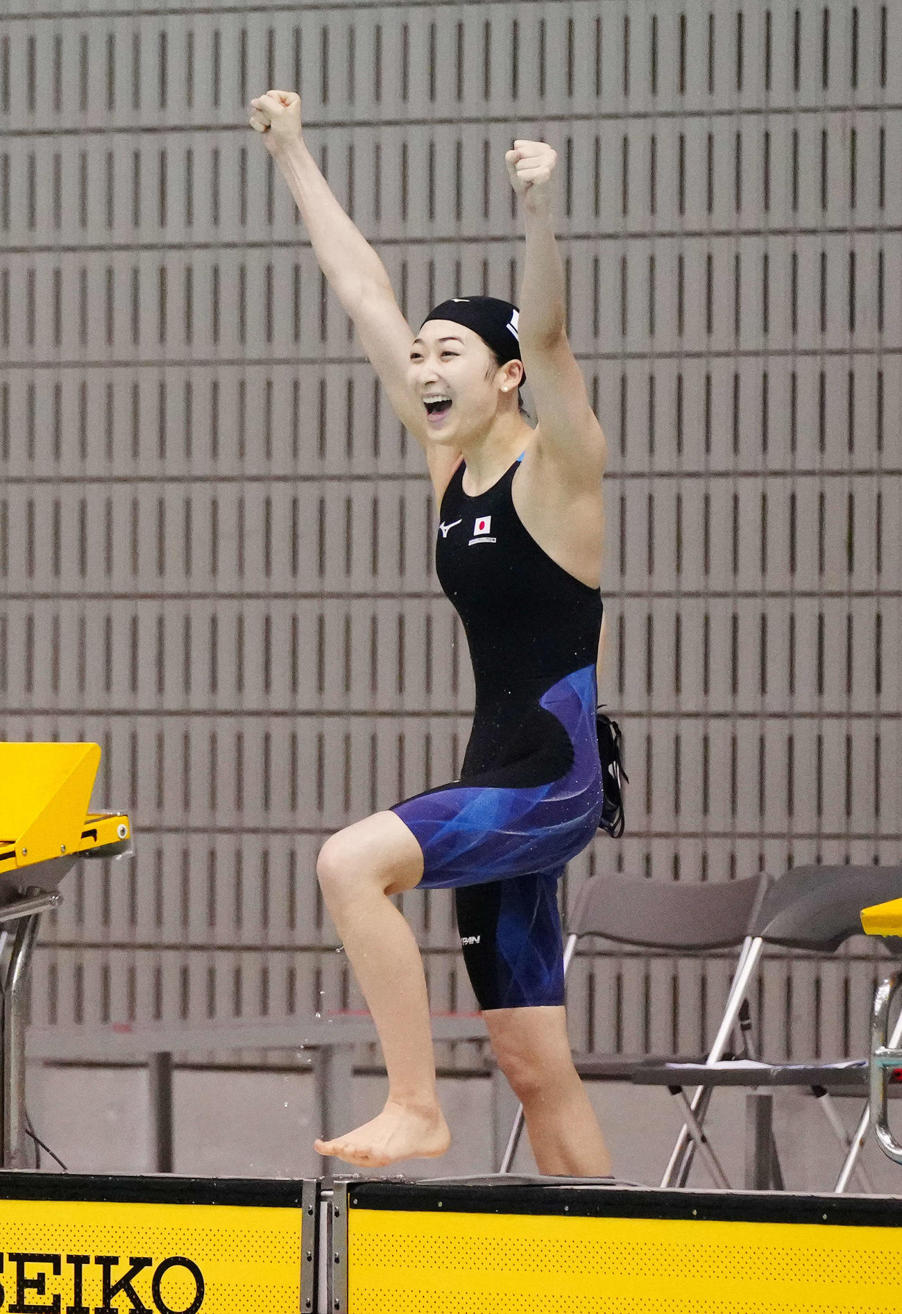 女子200メートルリレーで日本新記録を樹立しガッツポーズする池江（撮影・江口和貴）