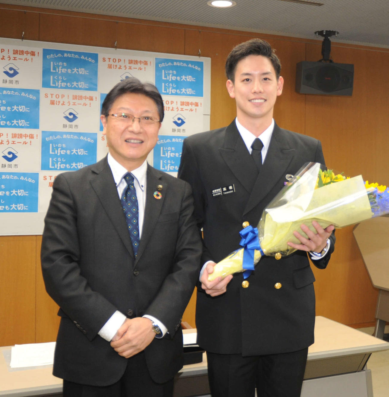 4月26日、田辺信宏静岡市長（左）を表敬訪問した高橋航太郎
