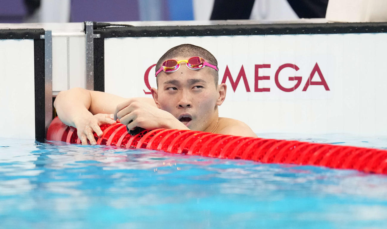 男子400メートル個人メドレー予選　タイムを確認する井狩（撮影・鈴木みどり）