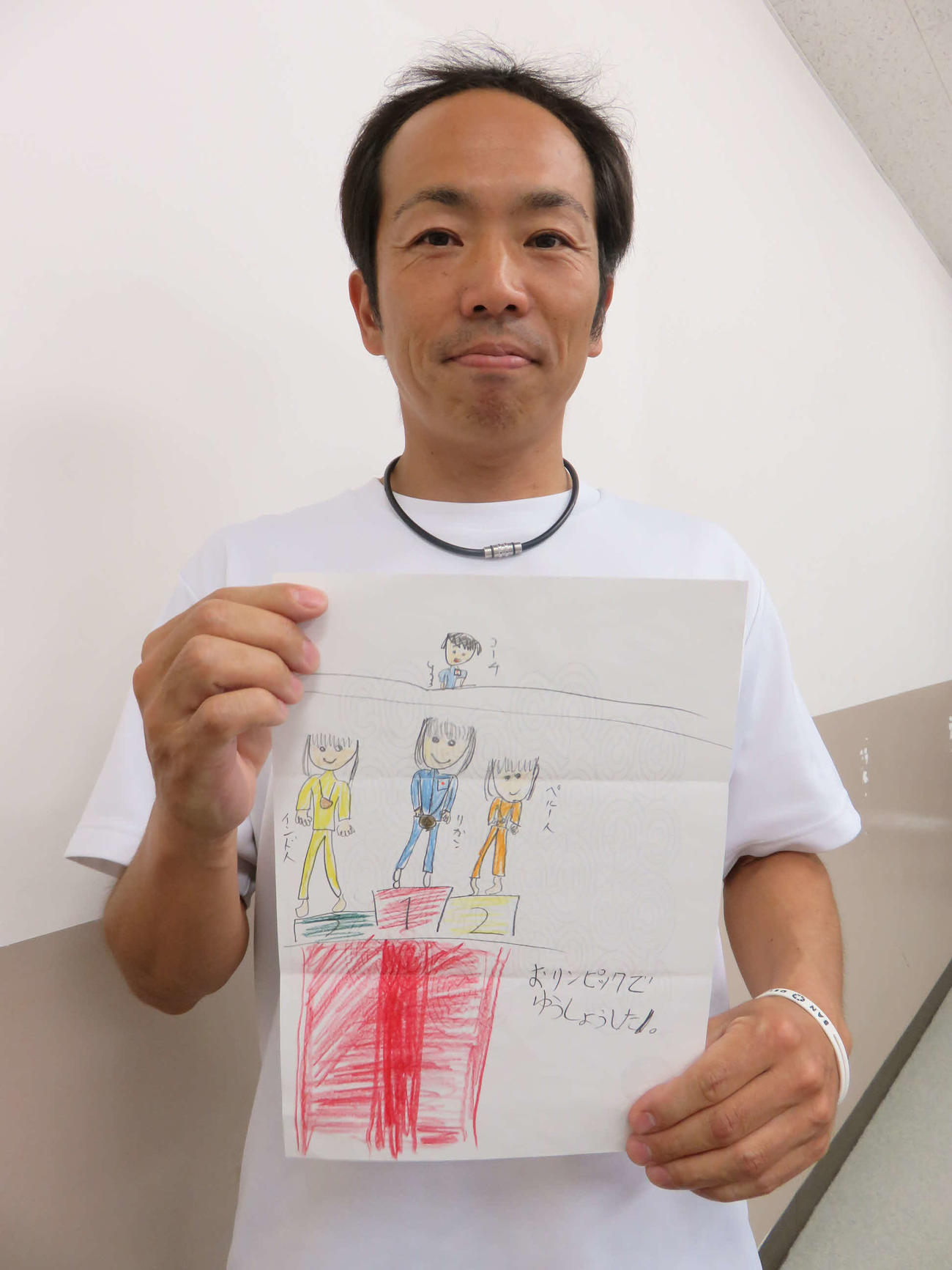 池江璃花子の恩師で東京ドルフィンクラブの清水桂コーチ。絵は池江が小学3年で描いたもの（2016年6月撮影）
