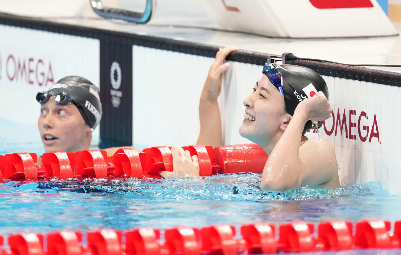 女子400メートル個人メドレー決勝　優勝しガッツポーズする大橋（右）（撮影・鈴木みどり）