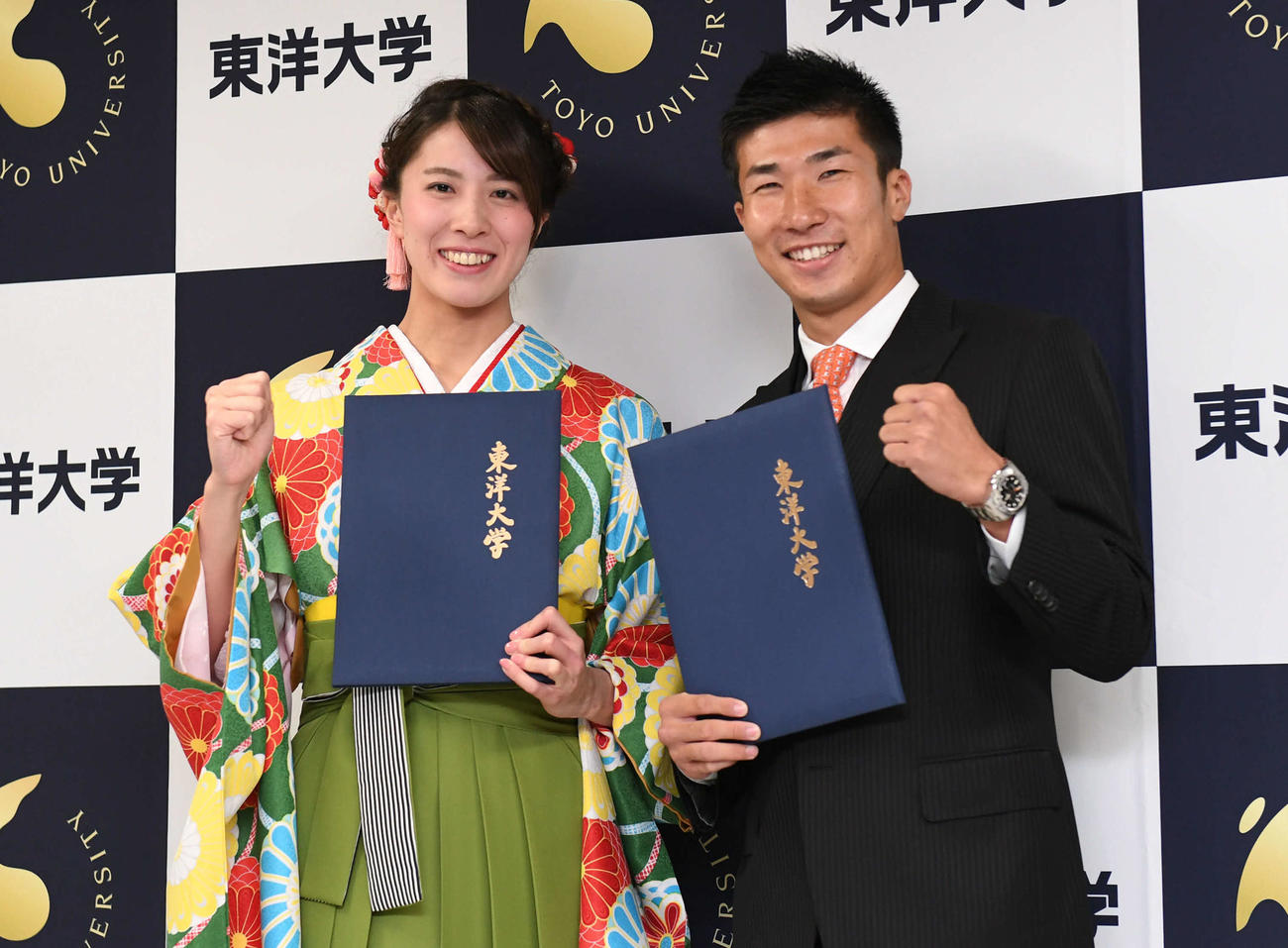 18年3月23日、東洋大の卒業式を終えて笑顔の桐生祥秀（右）と大橋悠依