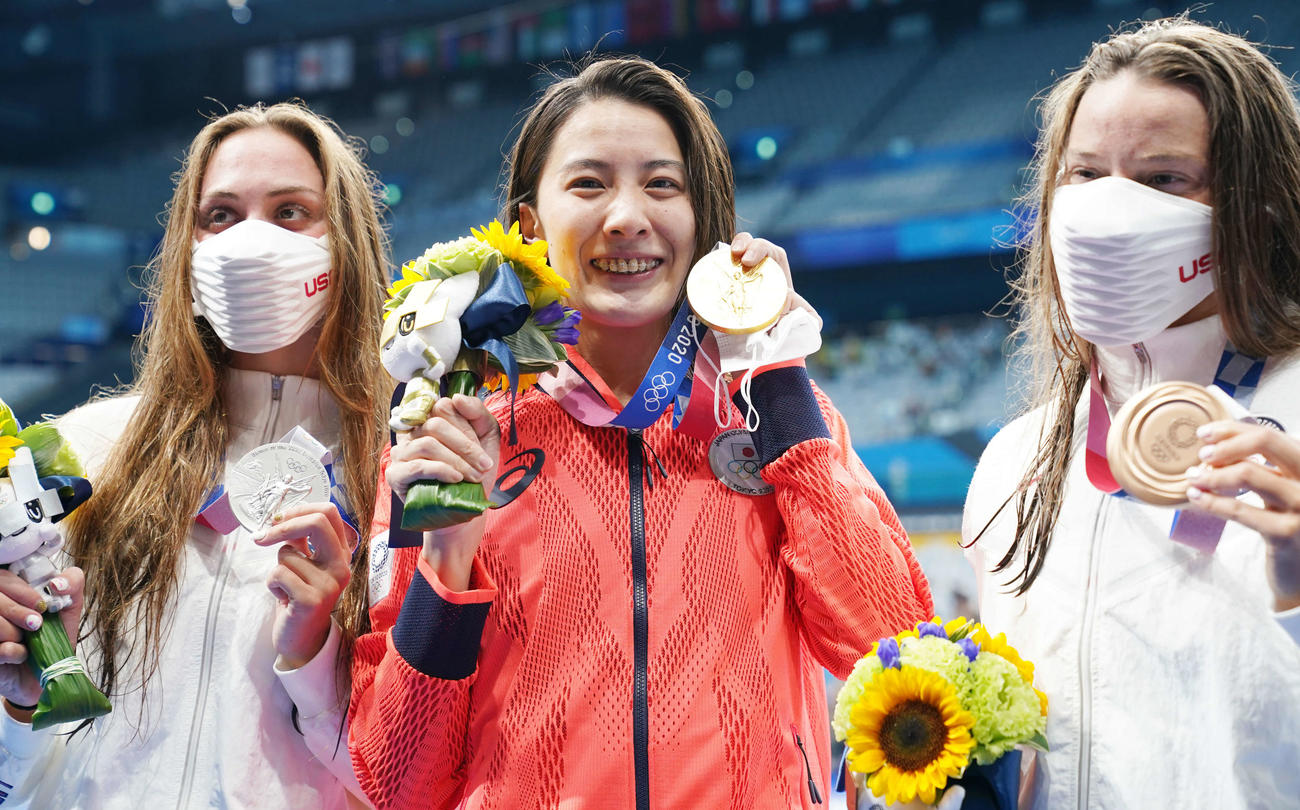 女子400メートル個人メドレー決勝　優勝した大橋（中央）は金メダルを手に笑顔。左は2位のエマ・ウェイアント、右は3位のハリ・フリッキンガー（撮影・鈴木みどり）
