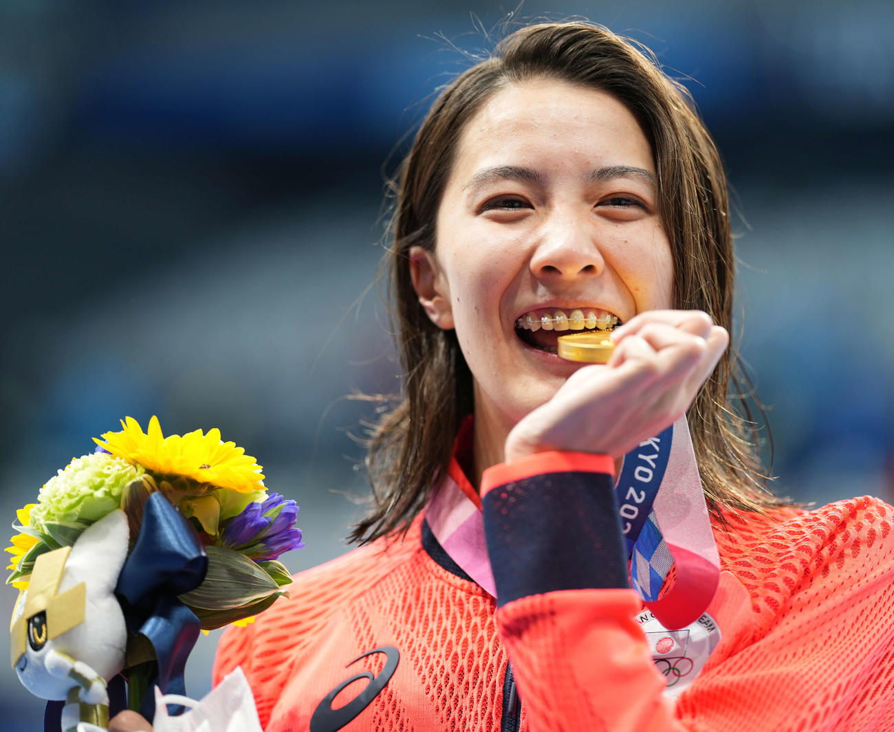 女子400メートル個人メドレー決勝　優勝した大橋は金メダルをかじる（撮影・鈴木みどり）