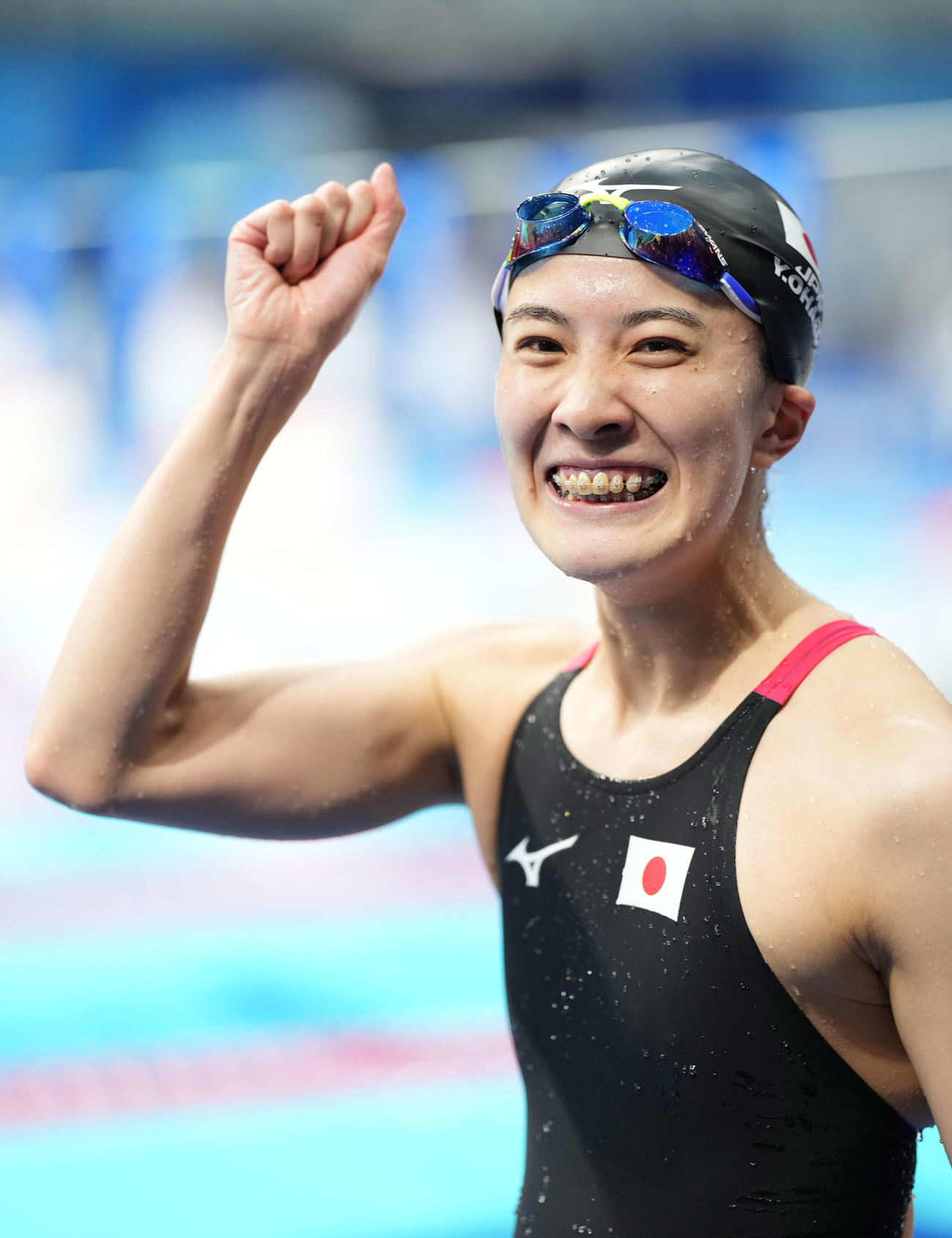 女子400メートル個人メドレー決勝　優勝しガッツポーズする大橋（撮影・鈴木みどり）