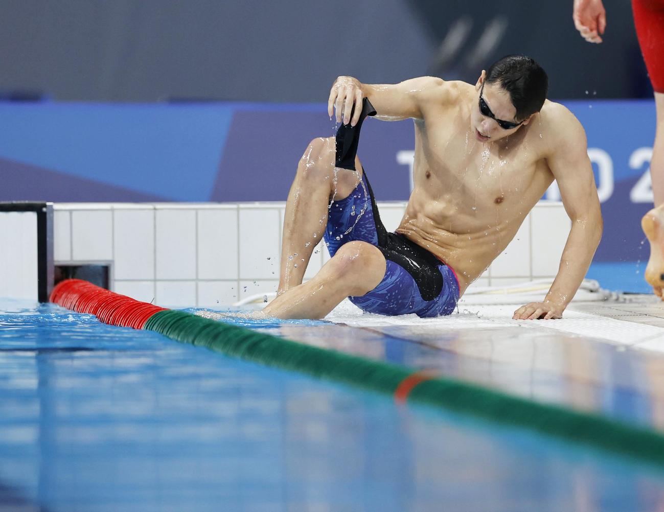 男子200 メートル 自由形予選のレースを終え、プールから上がる松元克央（共同）