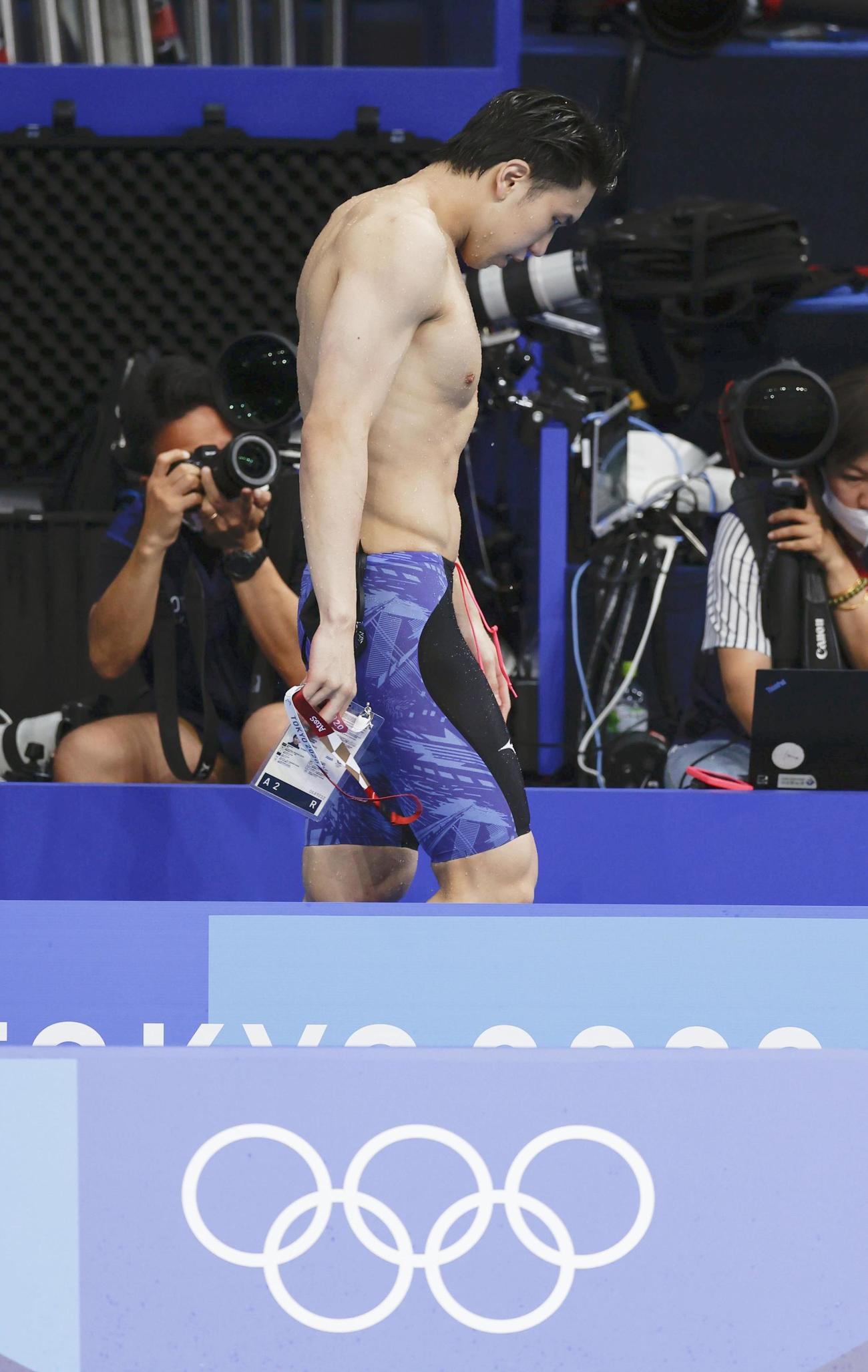 男子200 メートル 自由形予選のレースを終え、引き揚げる松元克央。準決勝進出を逃した（共同）