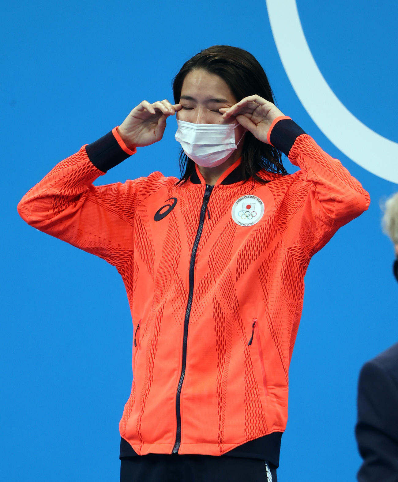 優勝を決めた大橋は表彰式で涙を拭う（撮影・パオロ・ヌッチ）