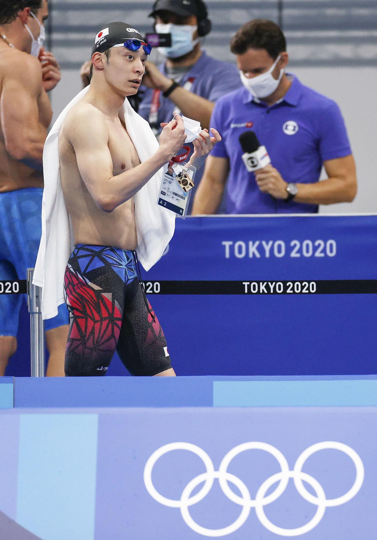 男子100メートル背泳ぎ準決勝のレースを終え、引き揚げる入江陵介（共同）